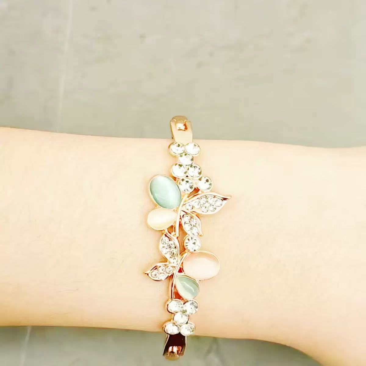Fashionable alloy bracelet, sand gold copper acrylic color-coated simple and versatile ladies' bracelet, accessory bracelet, stainless steel bracelet, acrylic color-coated bracelet, sand gold copper sand gold bracelet, sand gold copper stainless steel bracelet, acrylic color-coated bracelet Application Scenario