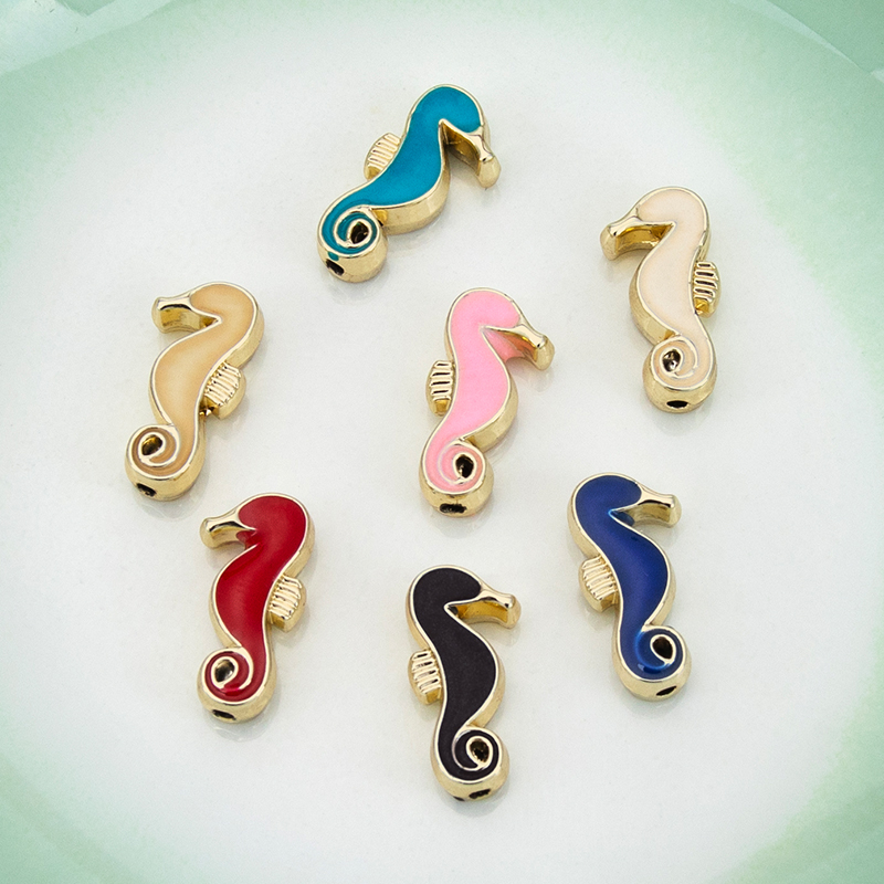 Wholesale of new cartoon perforated seahorse oil-dripping necklaces, bracelets, pendants and small pendants for diy creative accessories