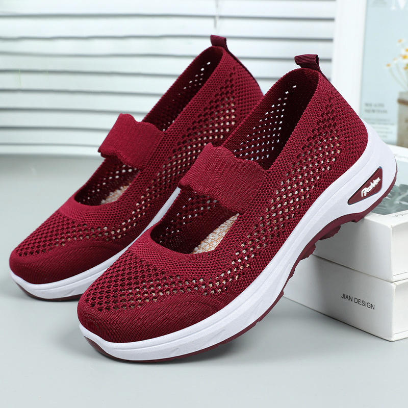 The new breathable casual shoes for women in the autumn are hollowed-out soft-soled crocs. They are worn on top of the old Beijing cloth shoes Specification drawing