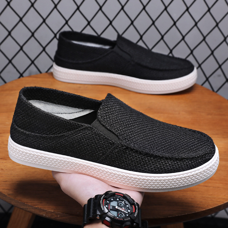 The new autumn style of mesh shoes for the "shoe Man" are breathable when worn on one foot. The "Dad's Shoes" have soft soles and are not tiring to the feet. Old Beijing cloth shoes for the "man" full figure