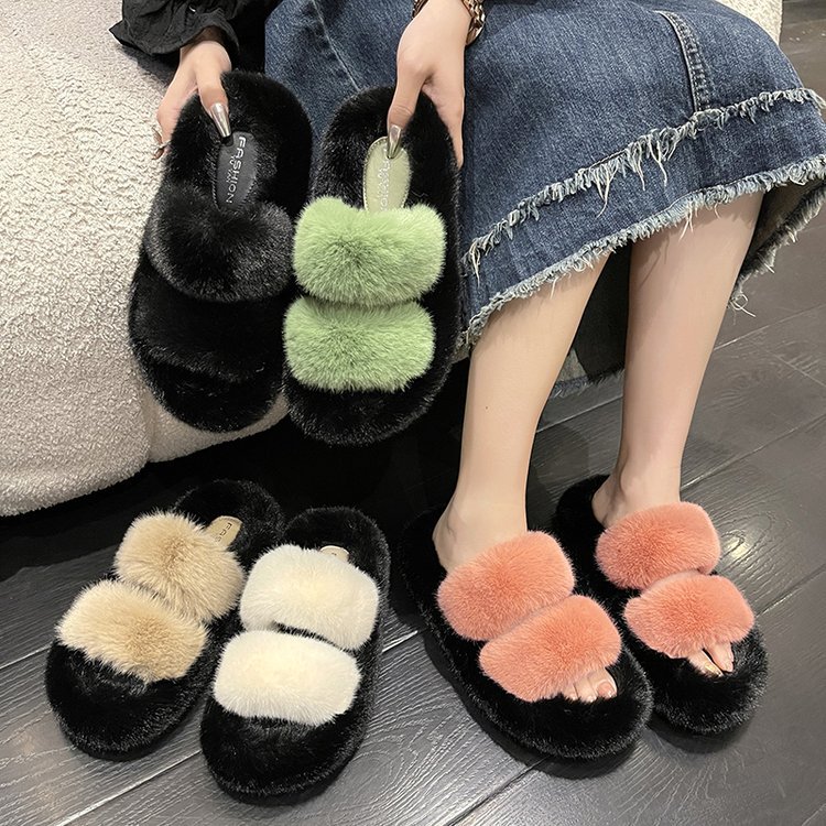 In the autumn and winter of 2025, women wear casual, niche, and trendy off-the-shoulder flip-flops on Instagram full figure