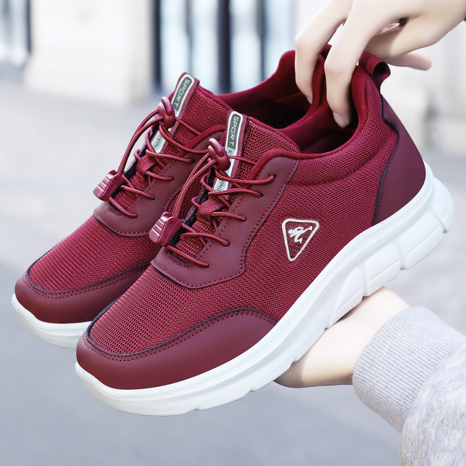 Women's shoes are versatile. The new autumn collection features soft soles that don't get your feet tired. Mom shoes, casual shoes. Couples can take a brisk walk with a single foot full figure
