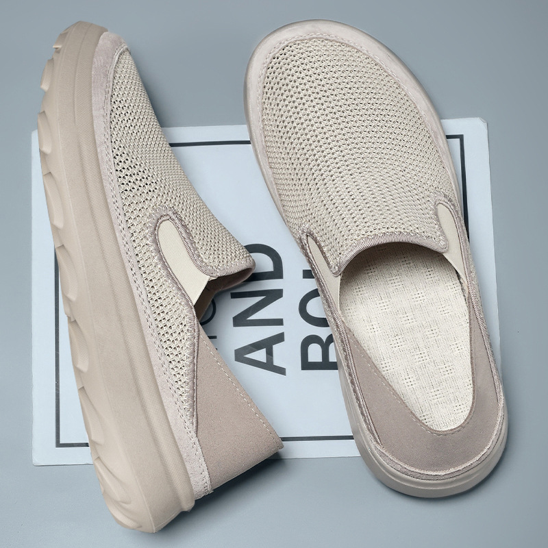 This is a new autumn collection of traditional Beijing cloth shoes. The Korean-style shoes are breathable and odorless, with soft soles for casual wear. They can be worn on one foot Application Scenario