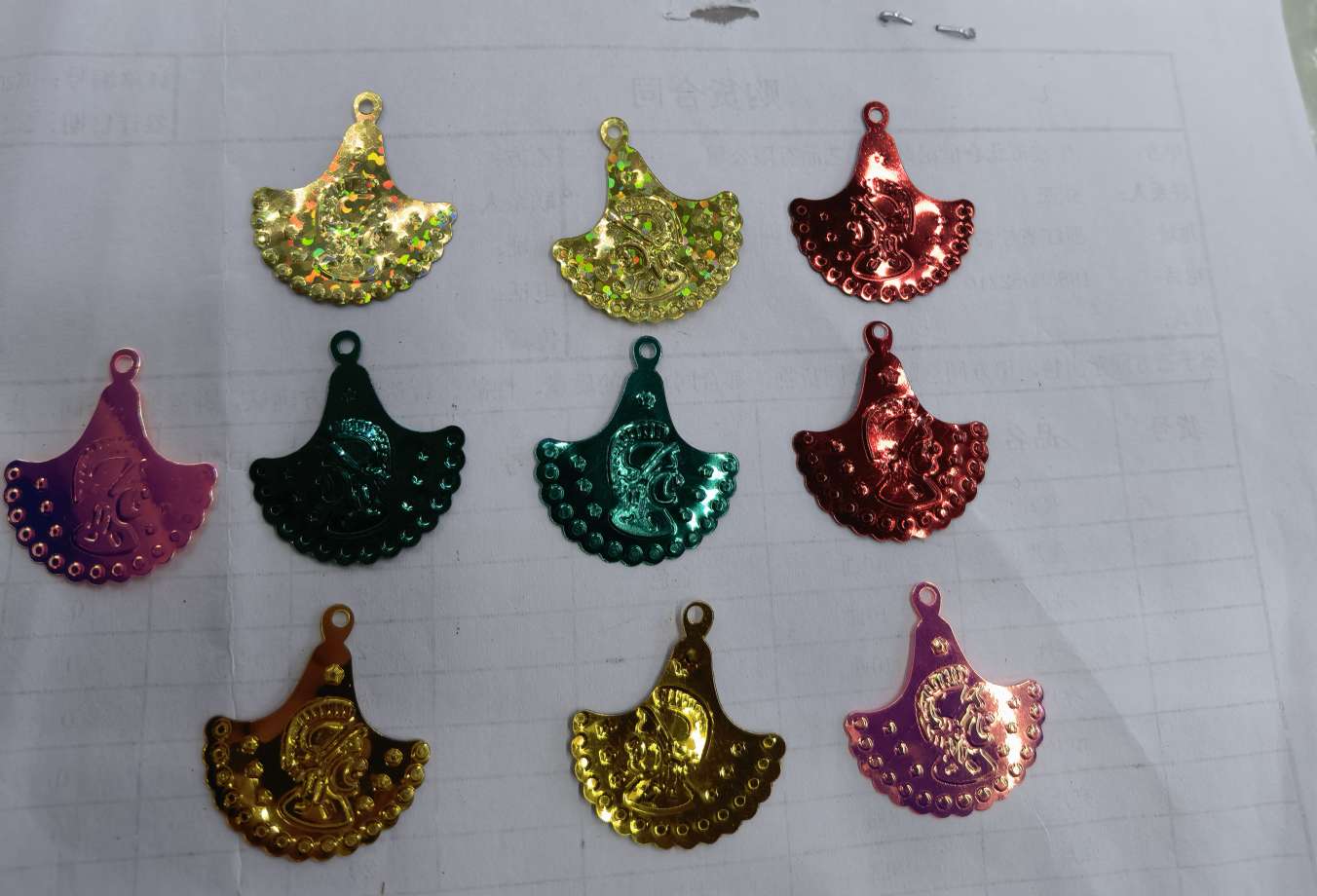 20mm plastic mermaid pendant sequins, available in multiple colors such as gold, red and blue, and made of various materials like PVC or pet. Suitable for earrings, lace pendants and other accessories. Jincan 160 Application Scenario