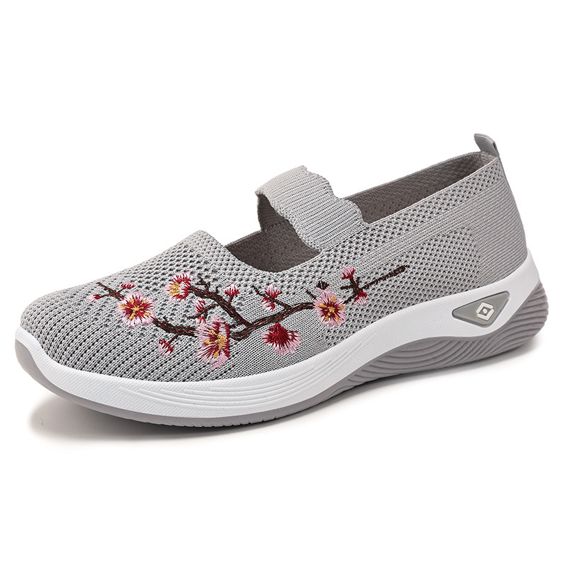 The new style of Beijing cloth shoes for women is versatile, with a shallow opening and soft sole that doesn't tiring the feet. It's a single shoe that can be worn casually with embroidery. It's a mom's shoe for women Item Picture