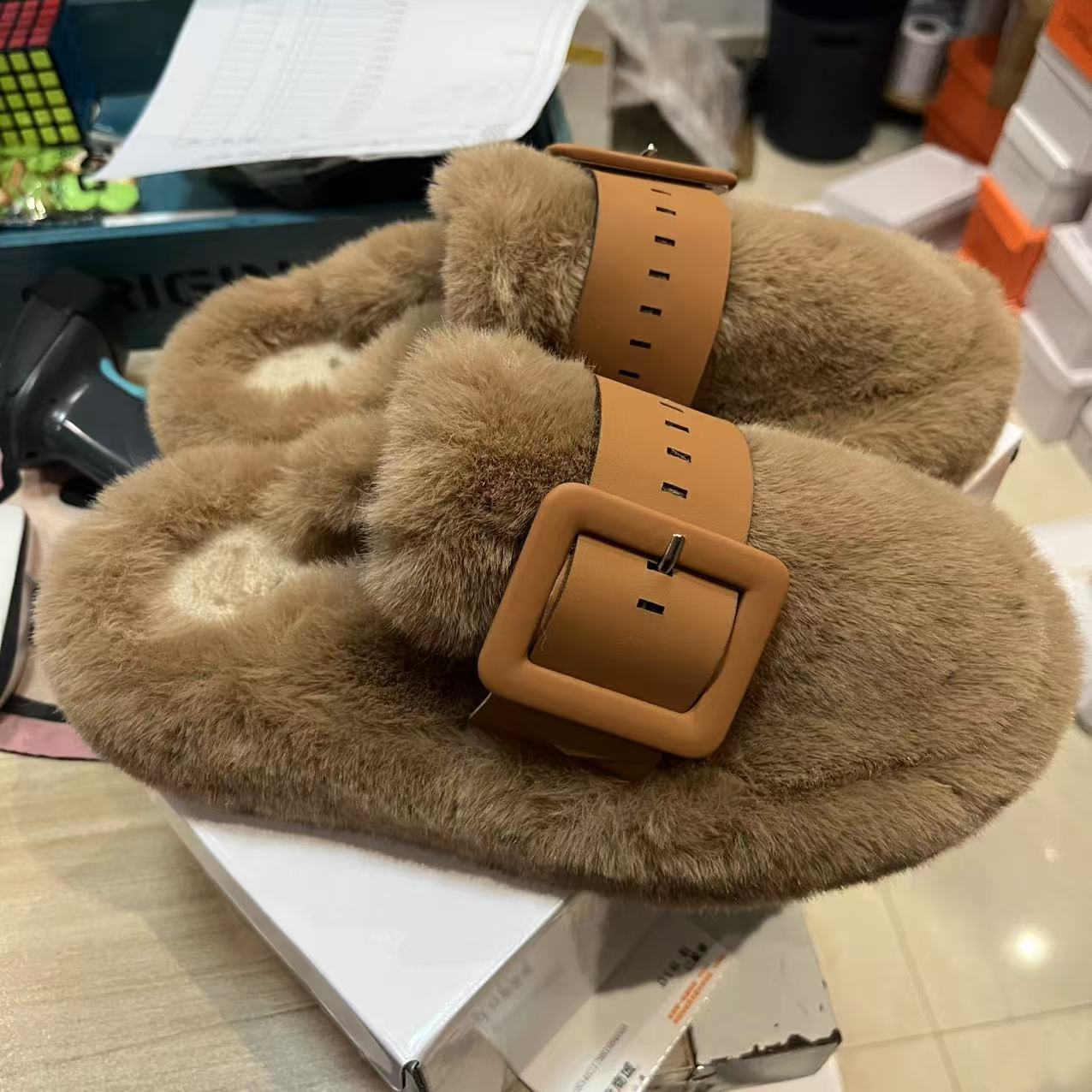 Wholesale of thick-soled, headband, furry slippers for women to wear outside in the winter of 2025, with belt buckles, fashionable and warm plush slippers details Picture