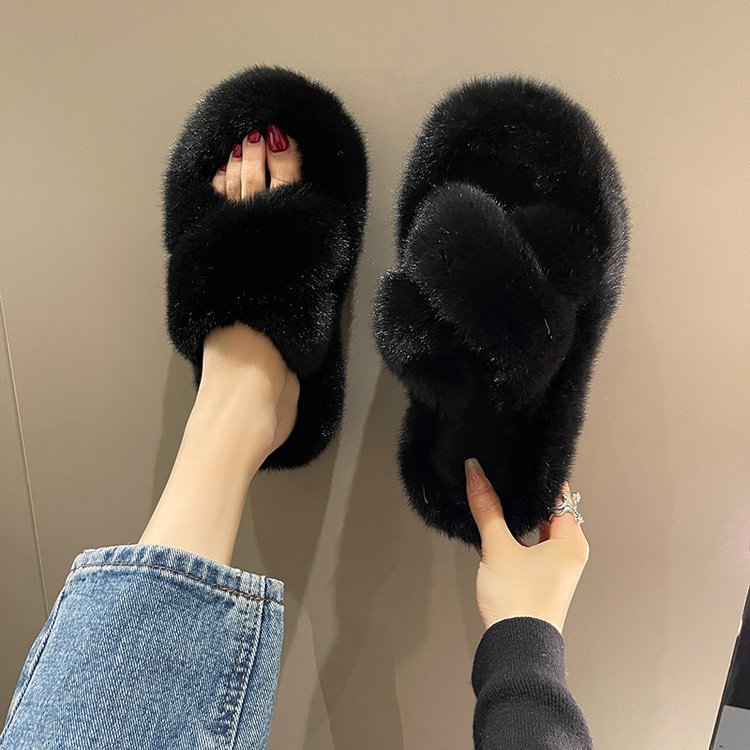 2025 Autumn and winter casual thick-soled, versatile, fashionable and niche Instagram cross fleece fleece slippers Application Scenario