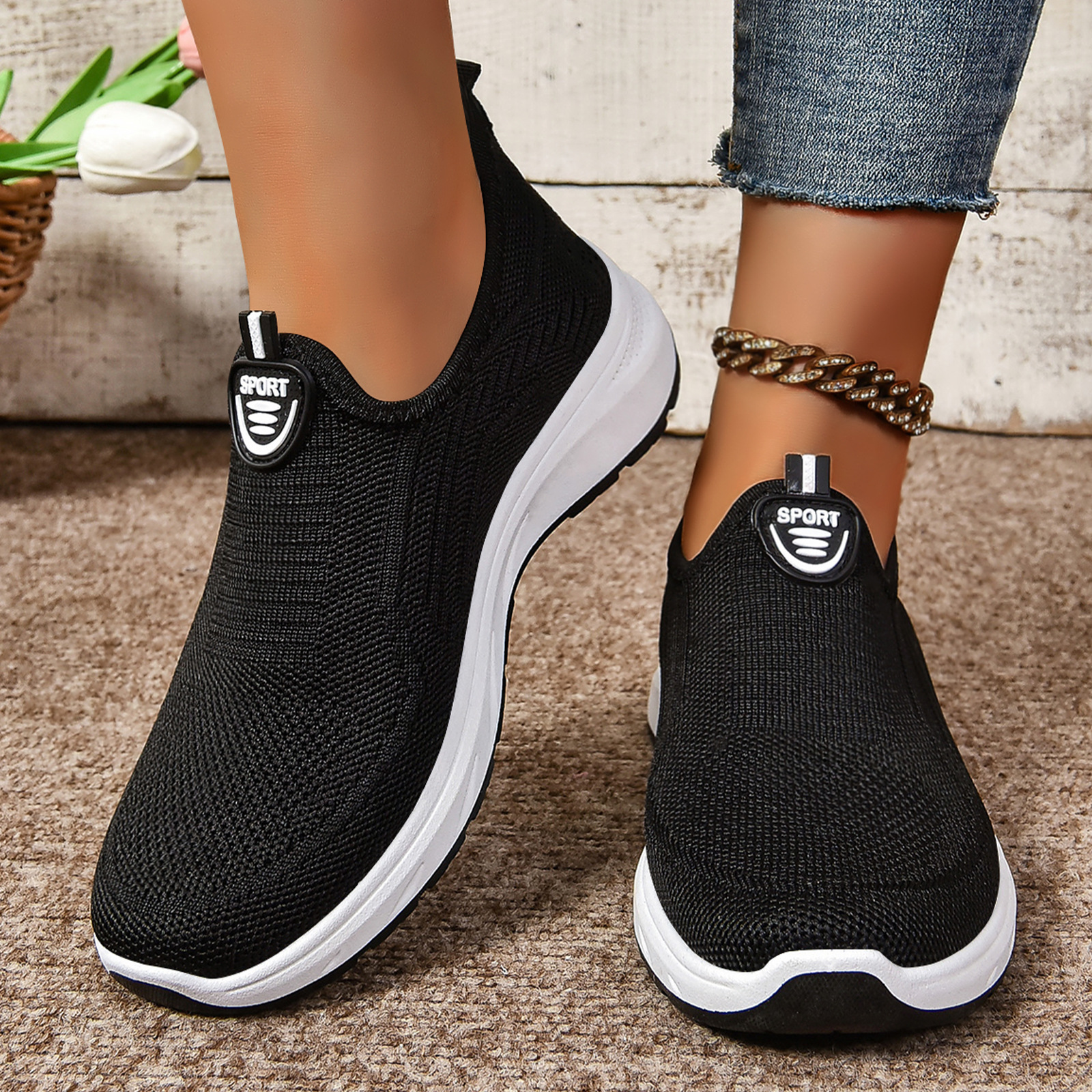 The 2025 new model of temu women's shoes for foreign trade is a comfortable fly-knit mom shoe that is comfortable to wear on one foot. It is a cross-border women's single shoe Specification drawing