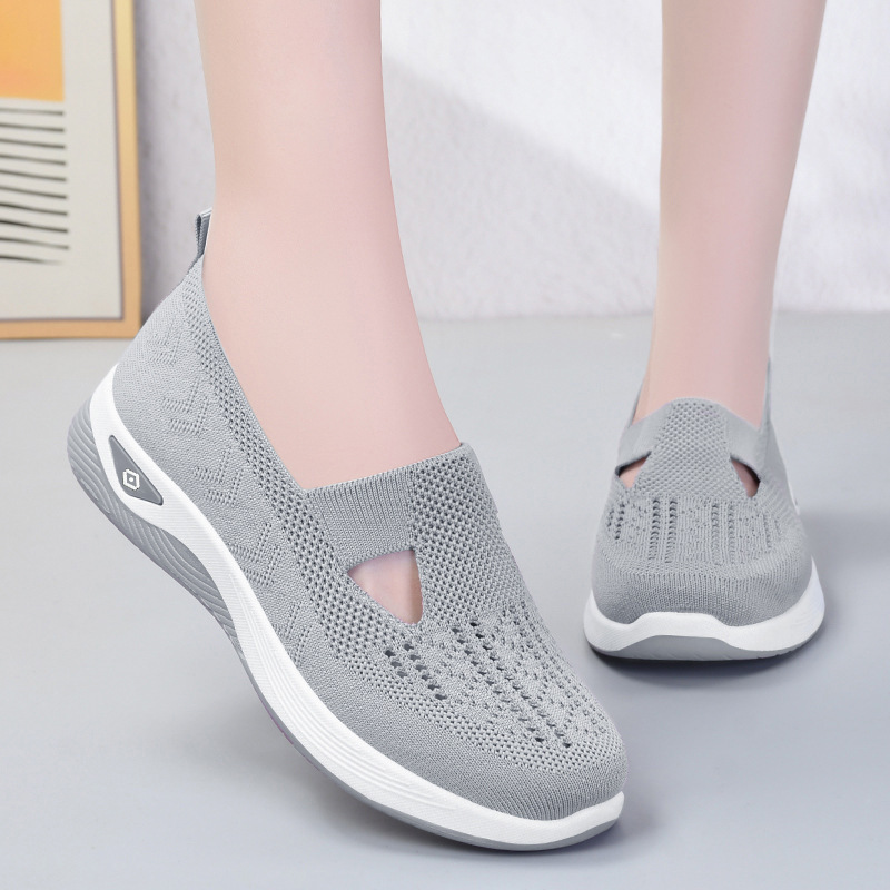 Women's cross-border large-sized women's shoes with breathable mesh, old Beijing cloth shoes, soft soles, not tiring to the feet, just one step on mom's shoes Application Scenario