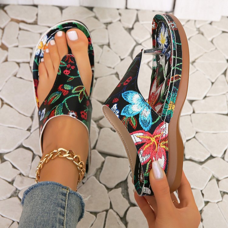 Wholesale of large-sized herringbone sandals for women in 2025, featuring ethnic style embroidery with flowers at the back and buckled wedge heels full figure