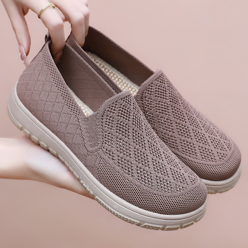 New casual shoes that are versatile for women. Old Beijing cloth shoes, shallow and flat shoes, soft soles, comfortable mom shoes full figure