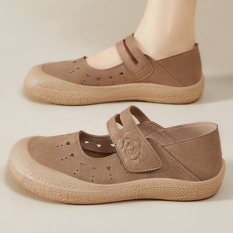 New versatile and casual clogs for women, shallow Velcro sandals, breathable and non-smelly, soft-soled shoes for mom full figure