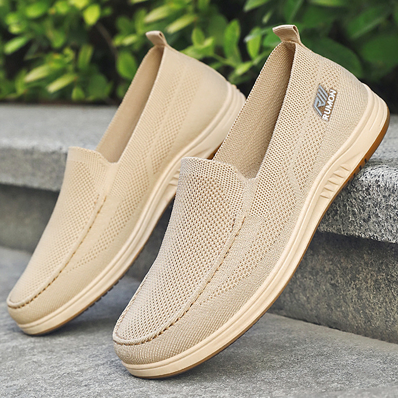The new autumn collection of the "Shoe Man" features a fei-woven, hollowed-out, non-smelly net surface shoe. Wearing dad's shoes on one foot, the old Beijing cloth shoe man full figure