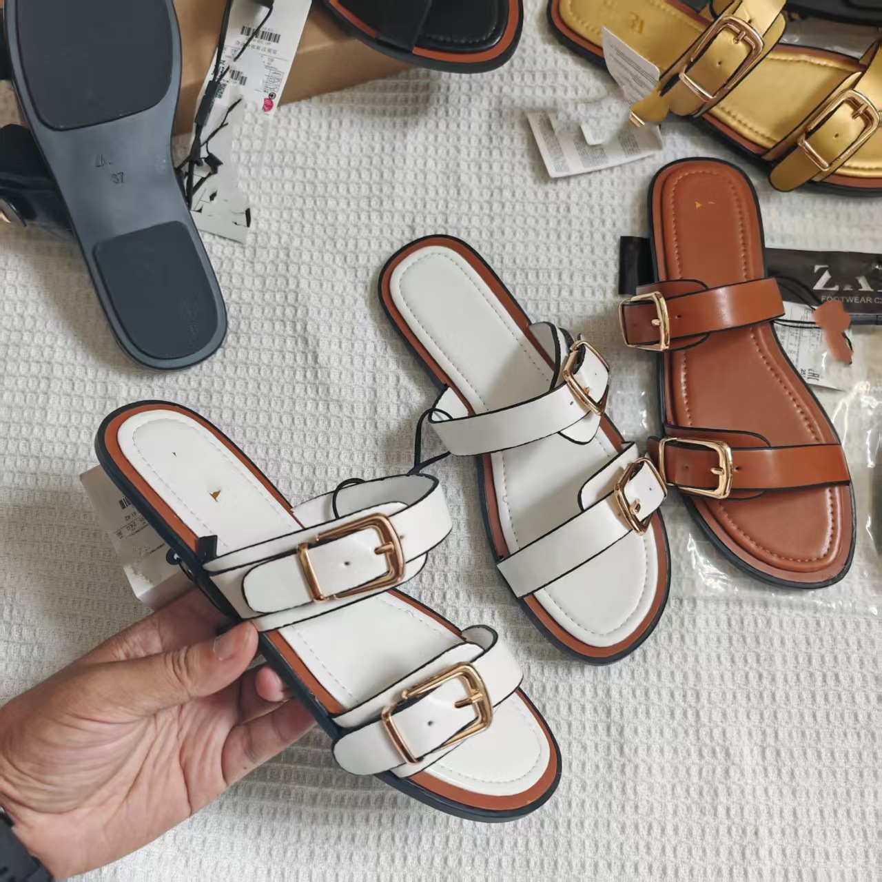 Eddie's new Instagram bestseller, ZAR single-soled shoes, women's belt-buckle flip-flops, European and American one-shoulder sandals Application Scenario