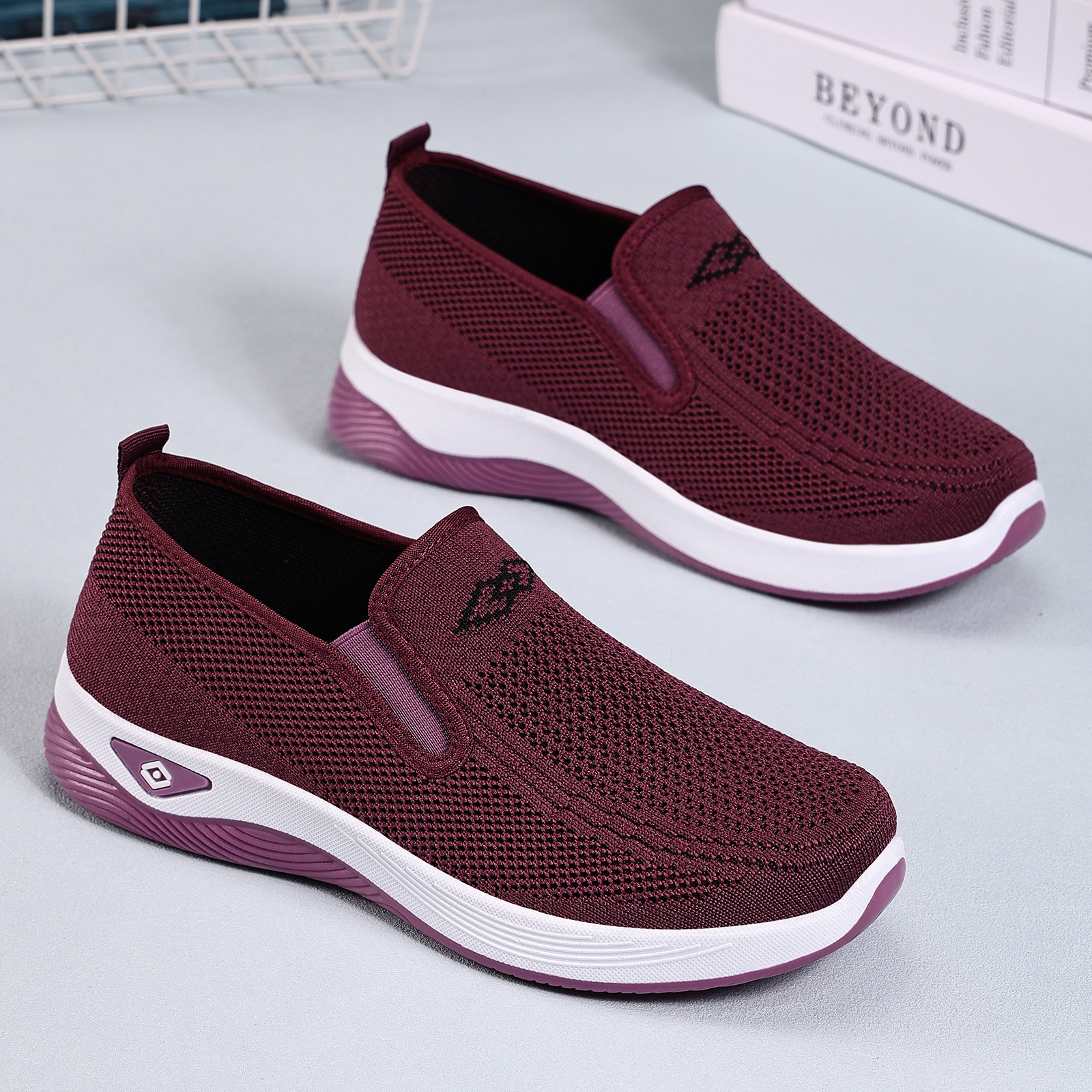 Women's autumn versatile shoes that won't get your feet tired, old Beijing cloth shoes, cross-border light, comfortable and casual shoes for middle-aged and elderly mothers full figure