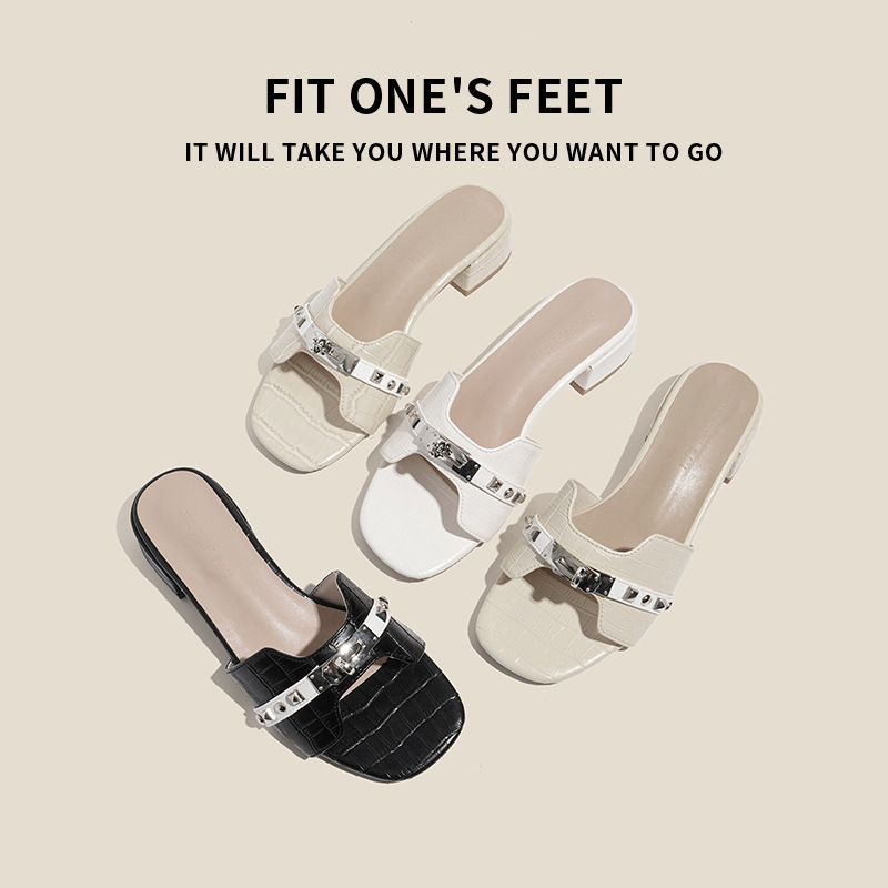 Korean niche metal lock slippers for women to wear outside in summer, 2025 new black thick-heeled one-line beach cool slippers full figure