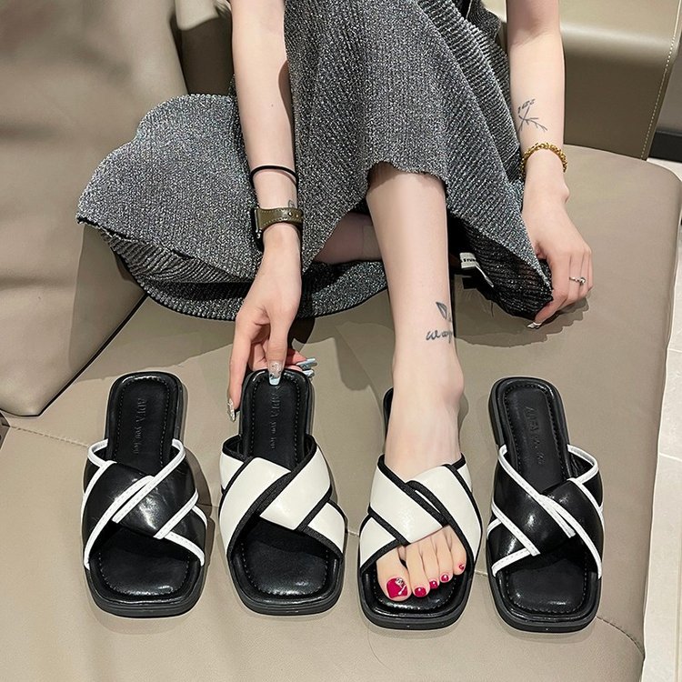 Fashionable slippers for women's outerwear 2025 new flat, versatile, casual cross-shaped flip-flops, beach shoes, and one-shoulder women's shoes Application Scenario