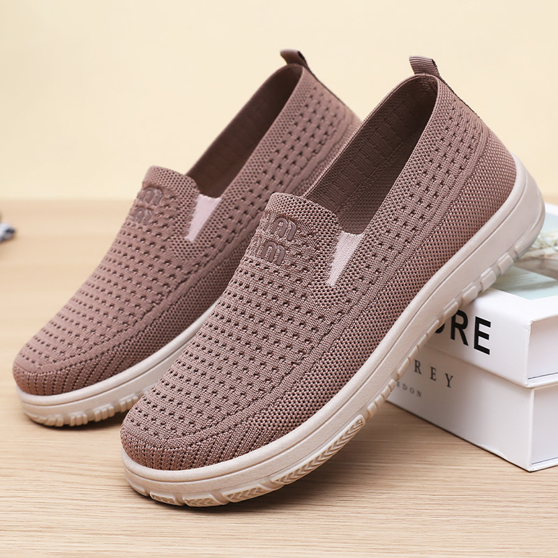 This is a versatile and breathable single shoe for women. It has a soft sole and is not tiring on the feet. It has a thick sole and is casual. It's an old Beijing cloth shoe. Women can wear mom shoes with one foot full figure