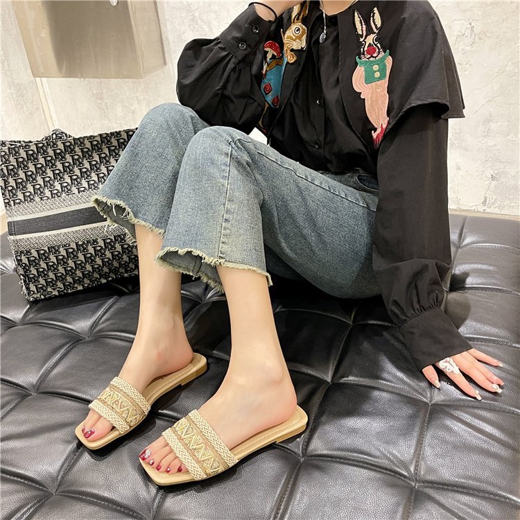 Slippers for women's outerwear, 2025 Summer new style, popular seaside beach, large-sized flat-bottomed embroidered fashionable soft-soled one-shoulder flip-flops Application Scenario
