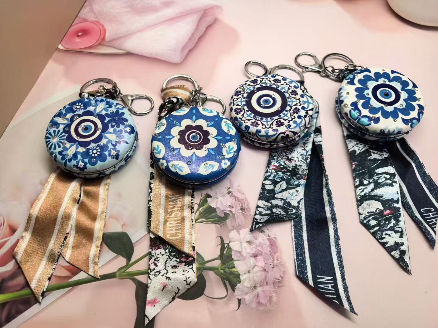 品质感化妆镜面包随身镜镜子爱心情人节 方便小巧镜子小圆形带钥匙扣镜子