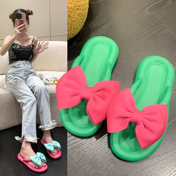The popular cartoon flip-flops for women in the summer of 2025 are candy-colored flip-flops with flip-flops and a flat bottom. They are fashionable and suitable for outerwear details Picture