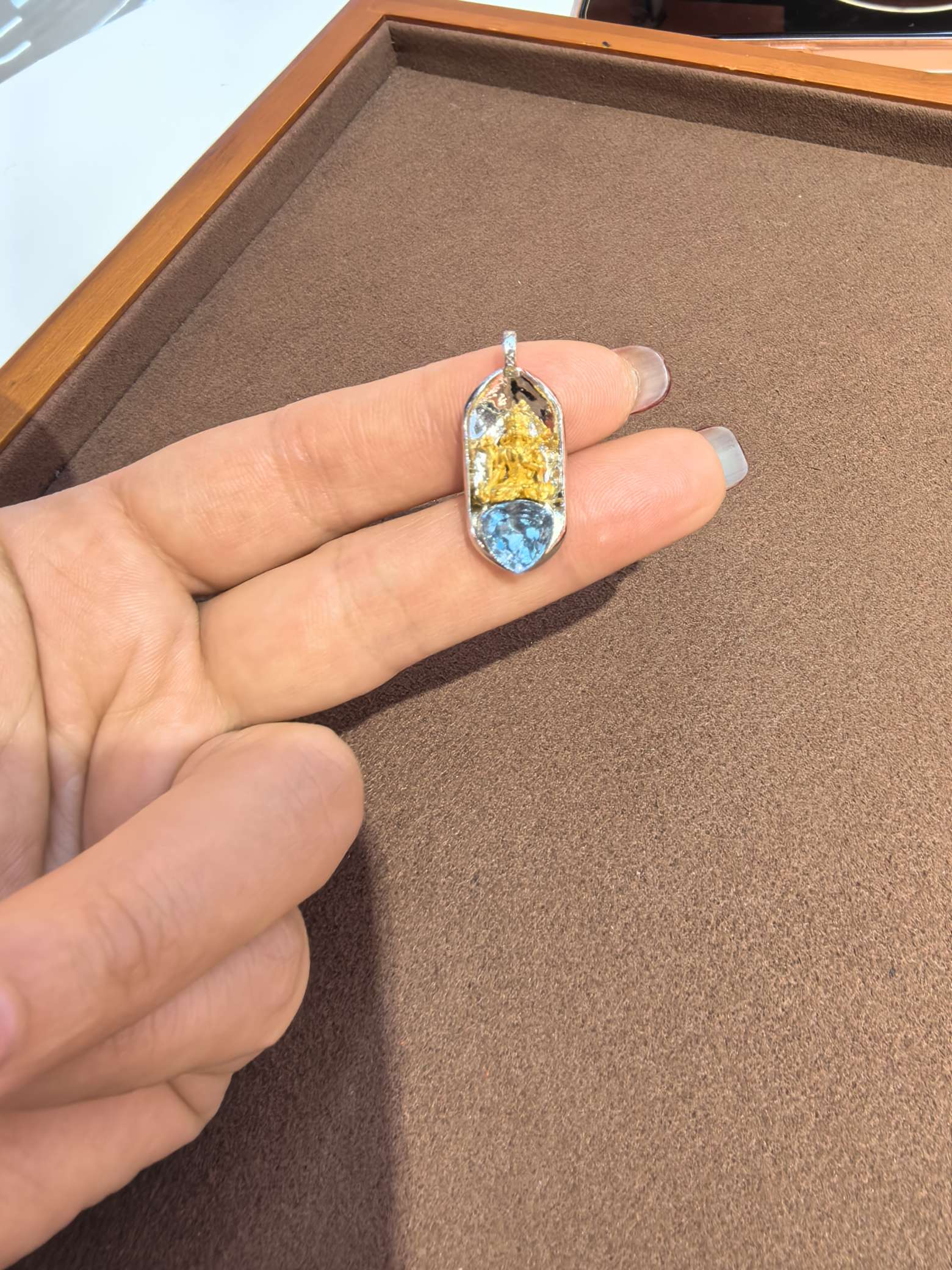 Silver, white and gold dual-color green masterbatch triangular topaz pendant