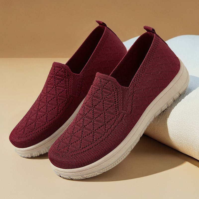 This is a new autumn collection of shoes for women. It features old Beijing cloth shoes with a shallow opening and flat bottom, soft soles, and is comfortable and versatile. It's a mom's shoe details Picture