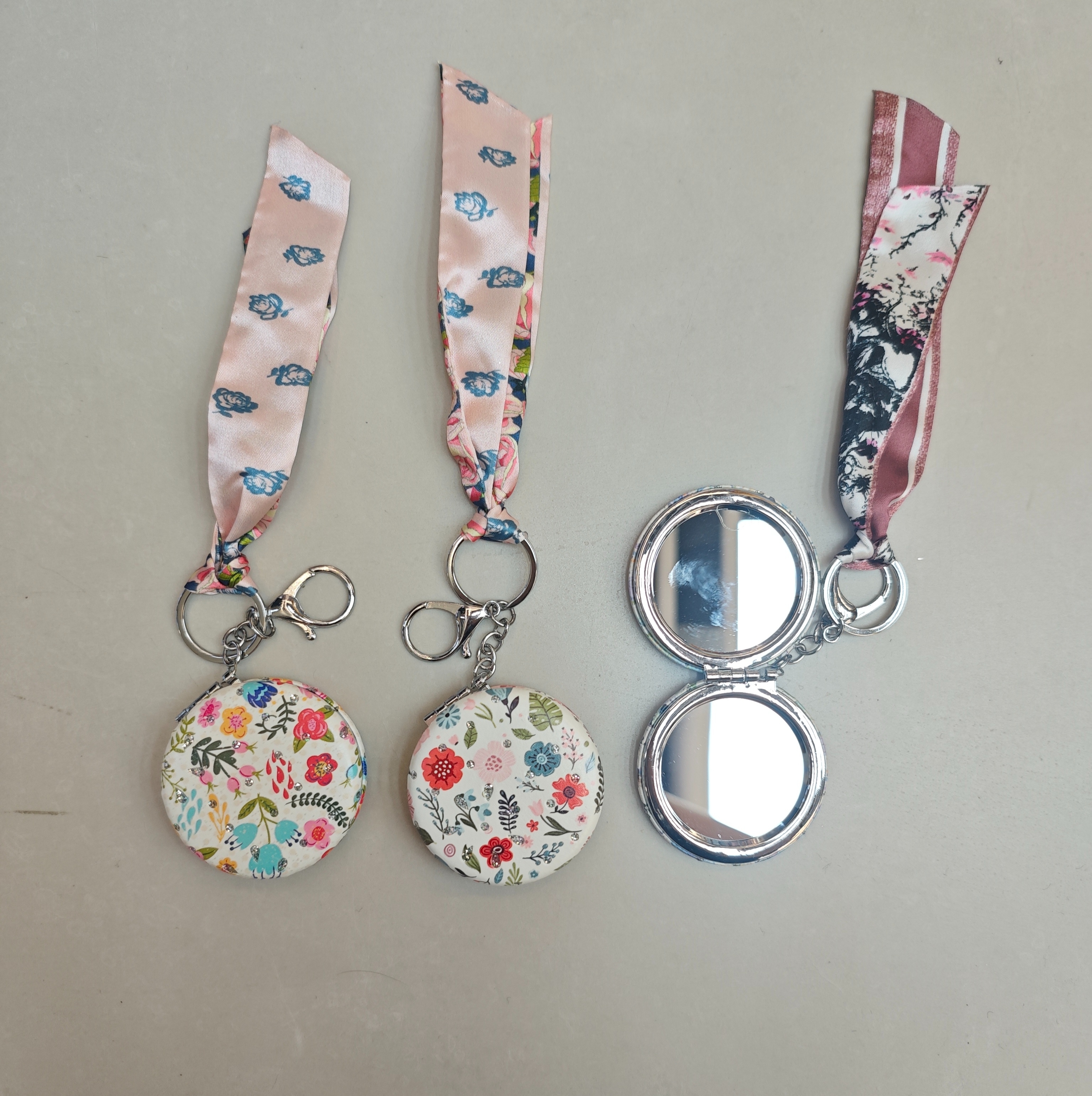 品质感化妆镜面包随身镜镜子爱心情人节 方便小巧镜子圆形带钥匙扣镜子