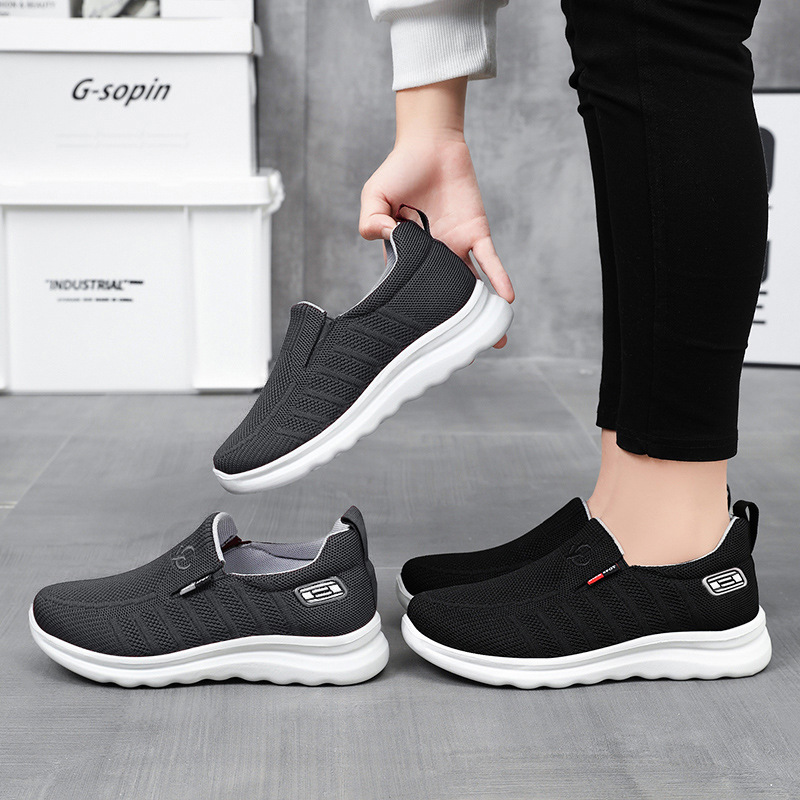 Wholesale and distribution of the 2025 autumn new style of fitness walking shoes, casual, sporty, breathable, soft-soled couple style, old Beijing cloth shoes for men full figure