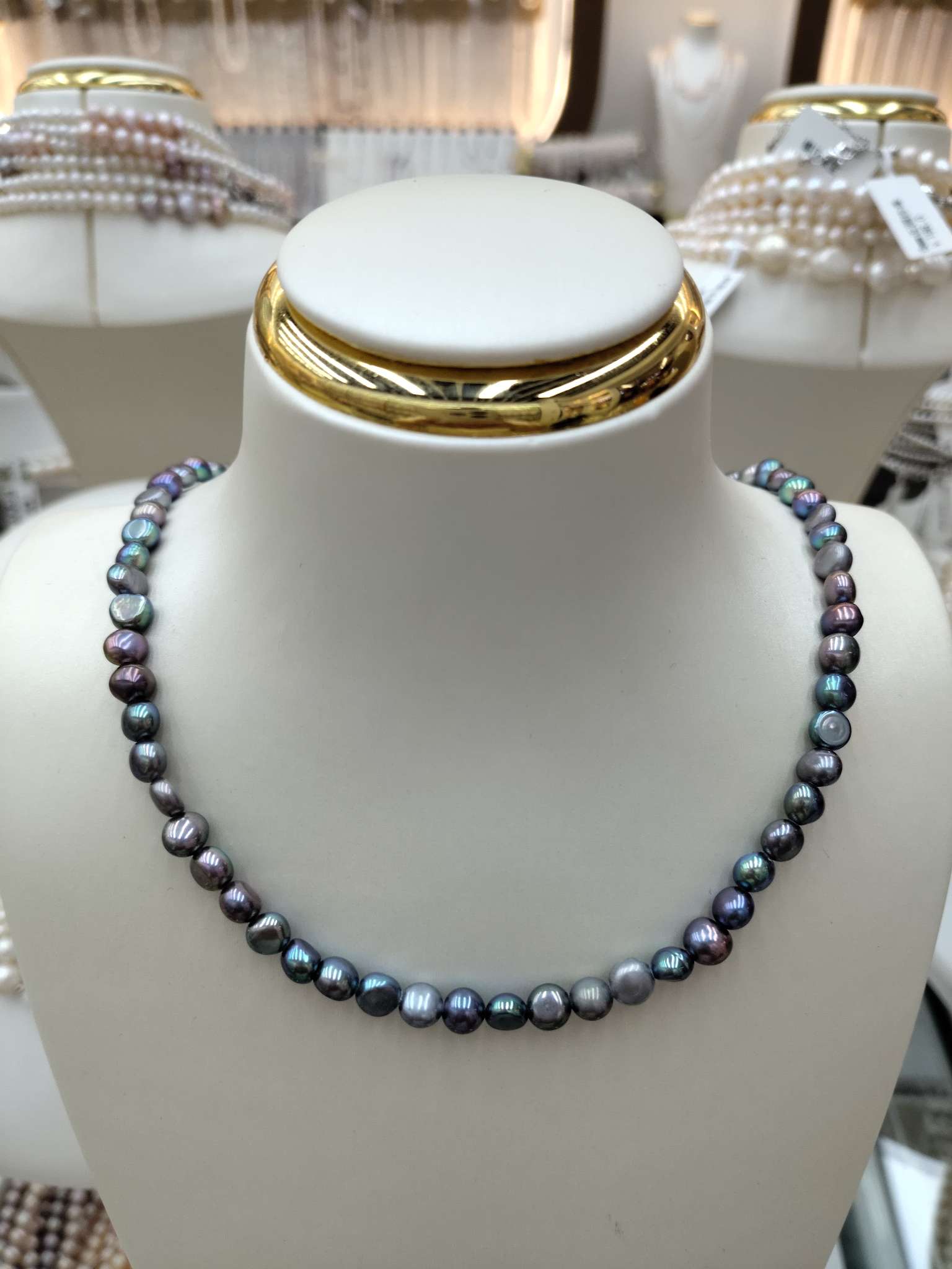 A fashionable and simple layering necklace made of natural pearls for both men and women