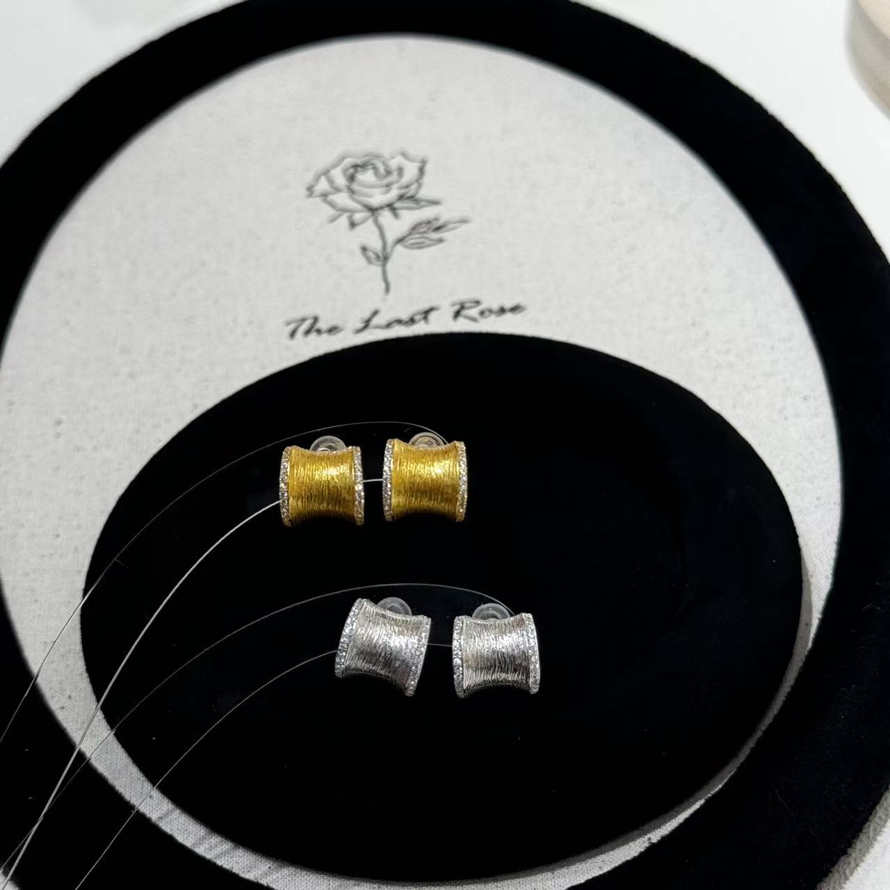 银际S925银镀金飞丝工艺锆石镶嵌缎面高级质感耳钉金色银色