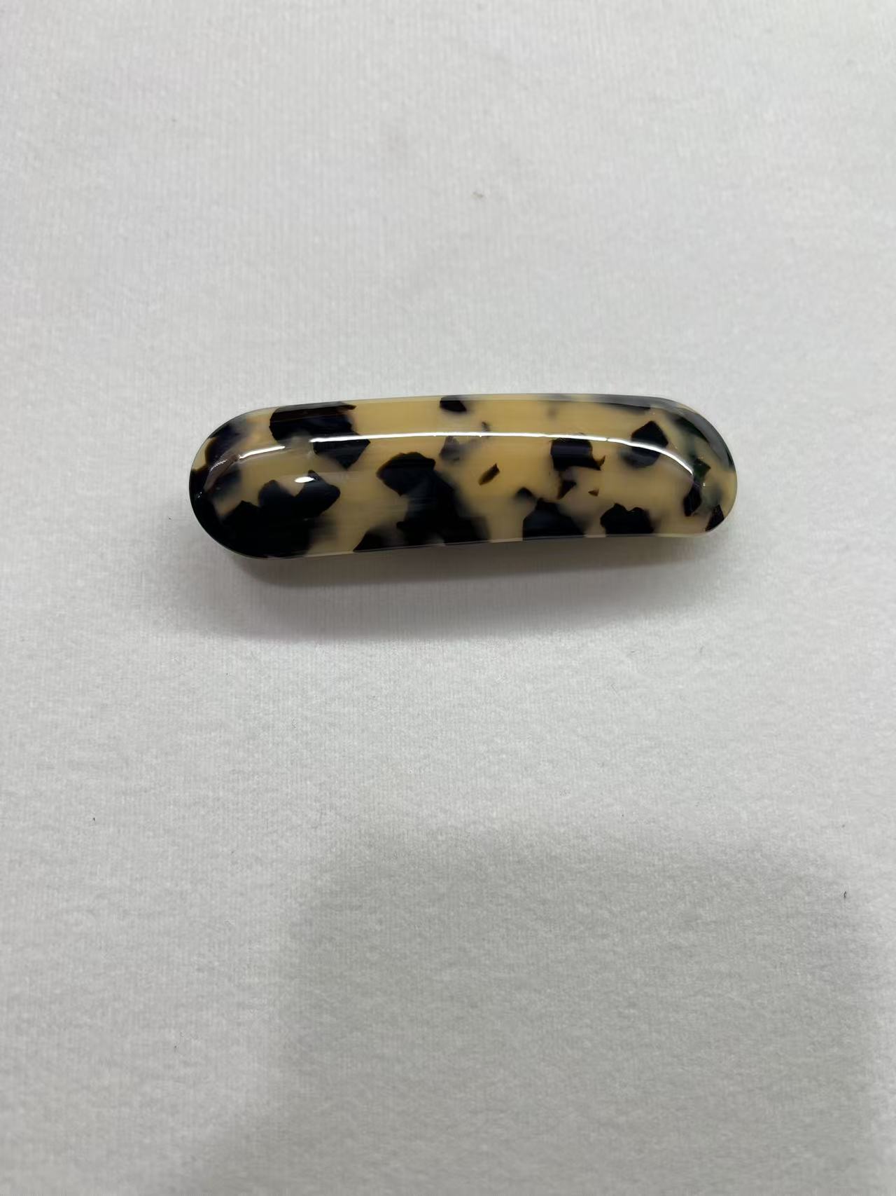 Fashionable and simple spring clip edge clip acetic acid eco-friendly hair clip Application Scenario
