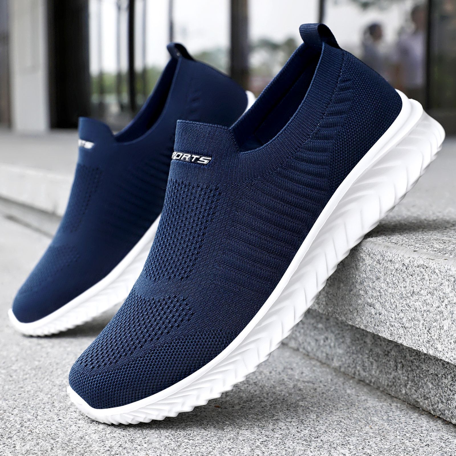 New men's casual single shoes are versatile and breathable. The flying mesh surface shoes are comfortable to wear with one foot. Dad shoes are available for delivery full figure