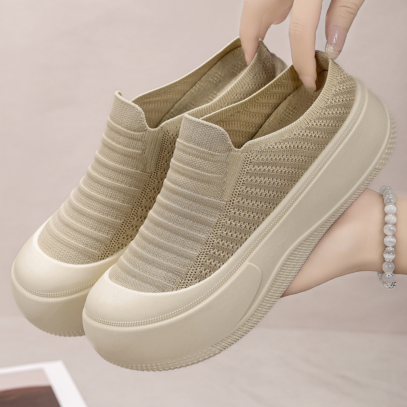 Women's summer thick-soled slippers, comfortable and casual shoes, lazy shoes, fashionable and versatile height-increasing shoes, flip-flops details Picture