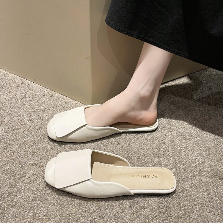 New Spring/Summer 2025 women's flip-flops with flat bottoms, fashionable, casual and elegant women's slippers Application Scenario