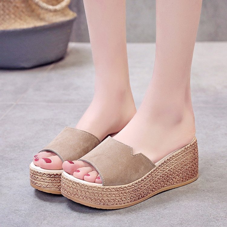 This is a fashionable summer outerwear for women. It features a Korean version of waterproof sloping and flip-flops, thick-soled high-heel flip-flops with a sponge sole Application Scenario