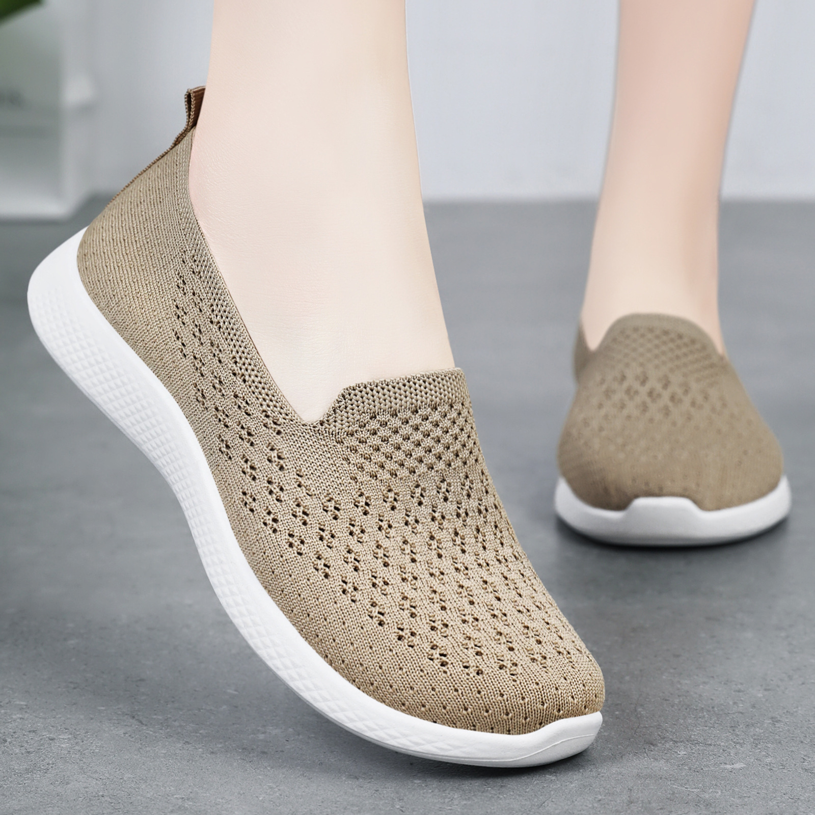 The new autumn cross-border flying woven shoes for women are casual single shoes with soft soles and breathability. They are shoes for middle-aged and elderly mothers full figure