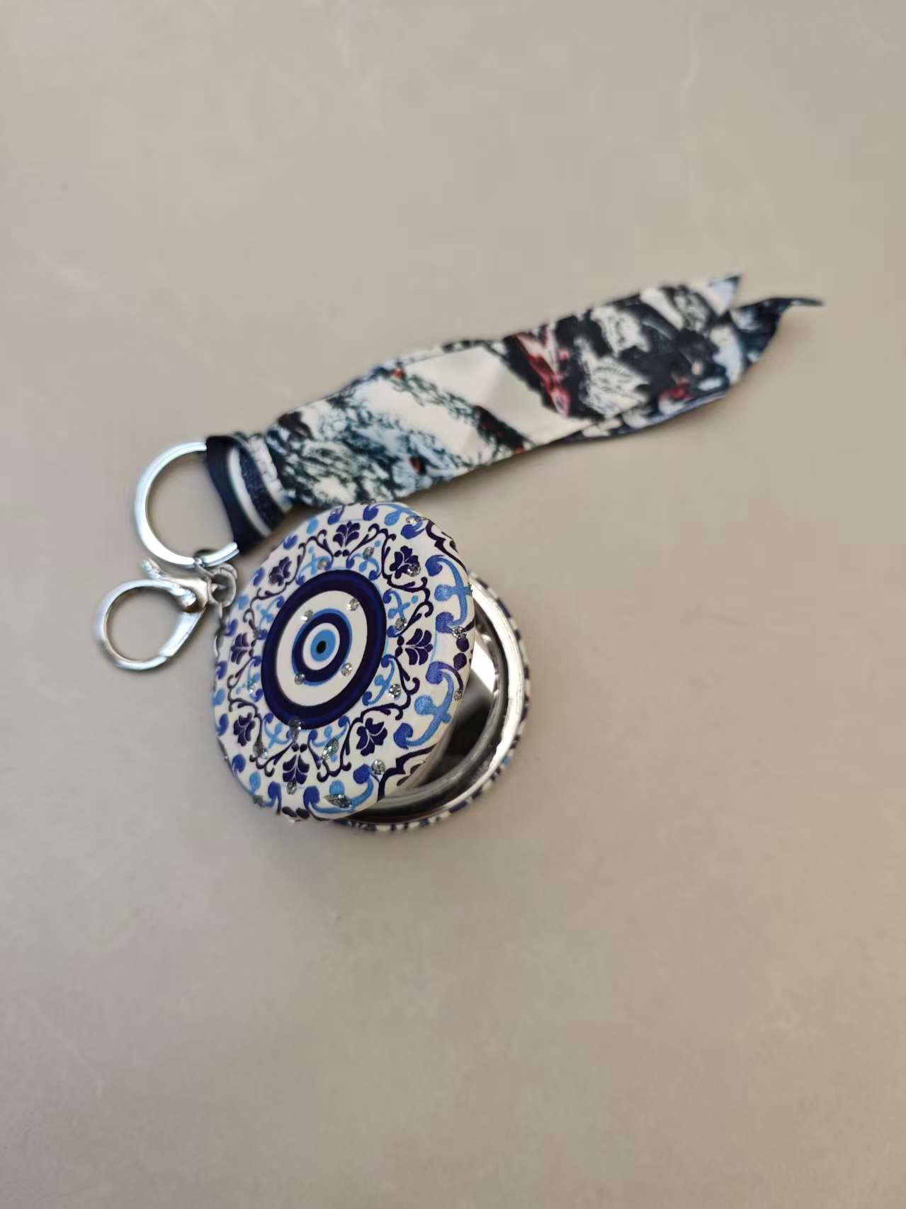 Quality-oriented makeup mirror, bread portable mirror, heart-shaped Valentine's Day convenient and small mirror, small round mirror with keychain details Picture