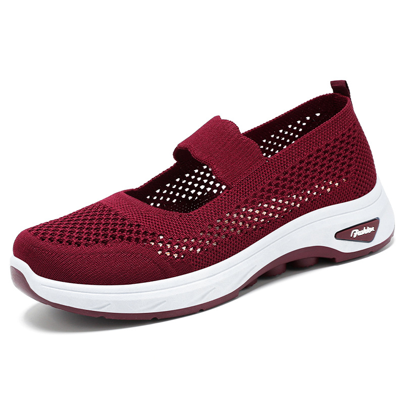 The new breathable casual shoes for women in the autumn are hollowed-out soft-soled crocs. They are worn on top of the old Beijing cloth shoes Item Picture