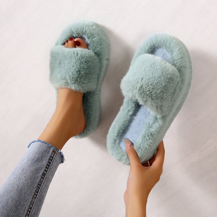 In the autumn and winter of 2025, there are Korean Instagram-friendly anti-slip thick-soled large-sized cotton slippers for women to wear outside Application Scenario