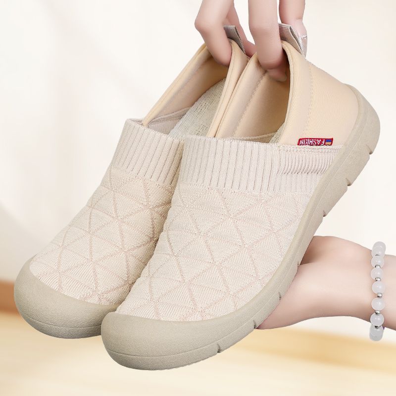 The new autumn collection of shoes for women is a light, flat shoe with a soft sole that is comfortable and versatile. It's a classic Beijing cloth shoe for women full figure