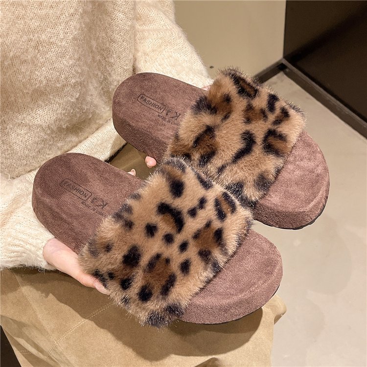 Leopard print thick-soled furry slippers for women, new autumn and winter 2025 style lamb furry flip-flops, versatile casual shoes Application Scenario