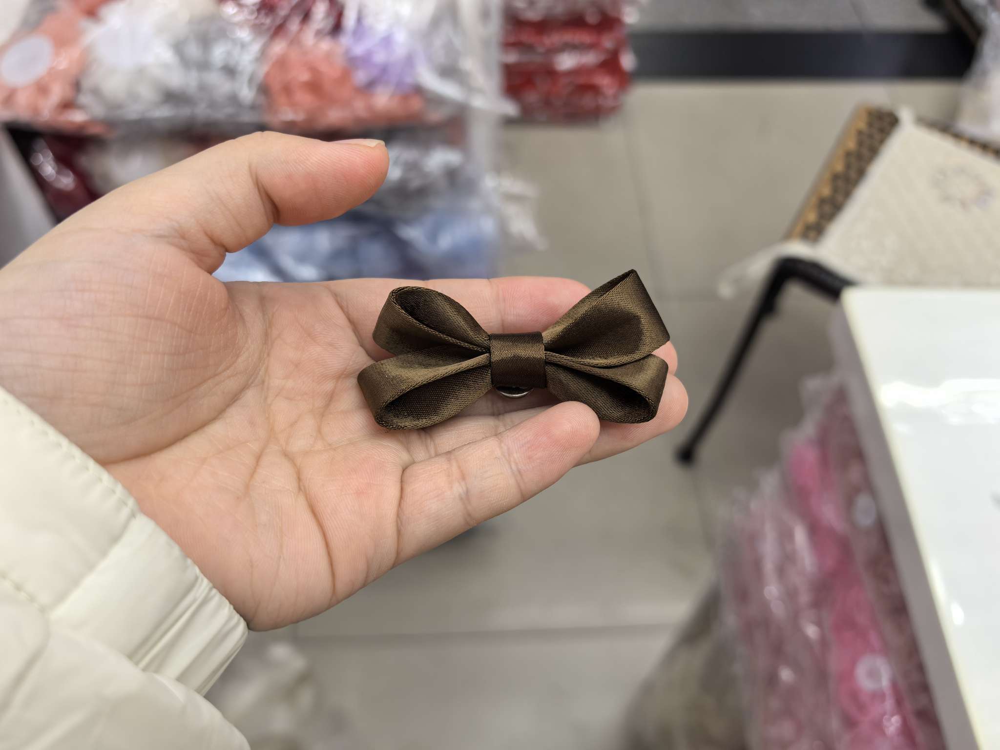 专为儿童设计的咖色鲨鱼夹，采用安全防夹头的大齿设计，使用便捷且牢固不伤发。搭配日常便服去幼儿园，这款都能成为点睛之笔。