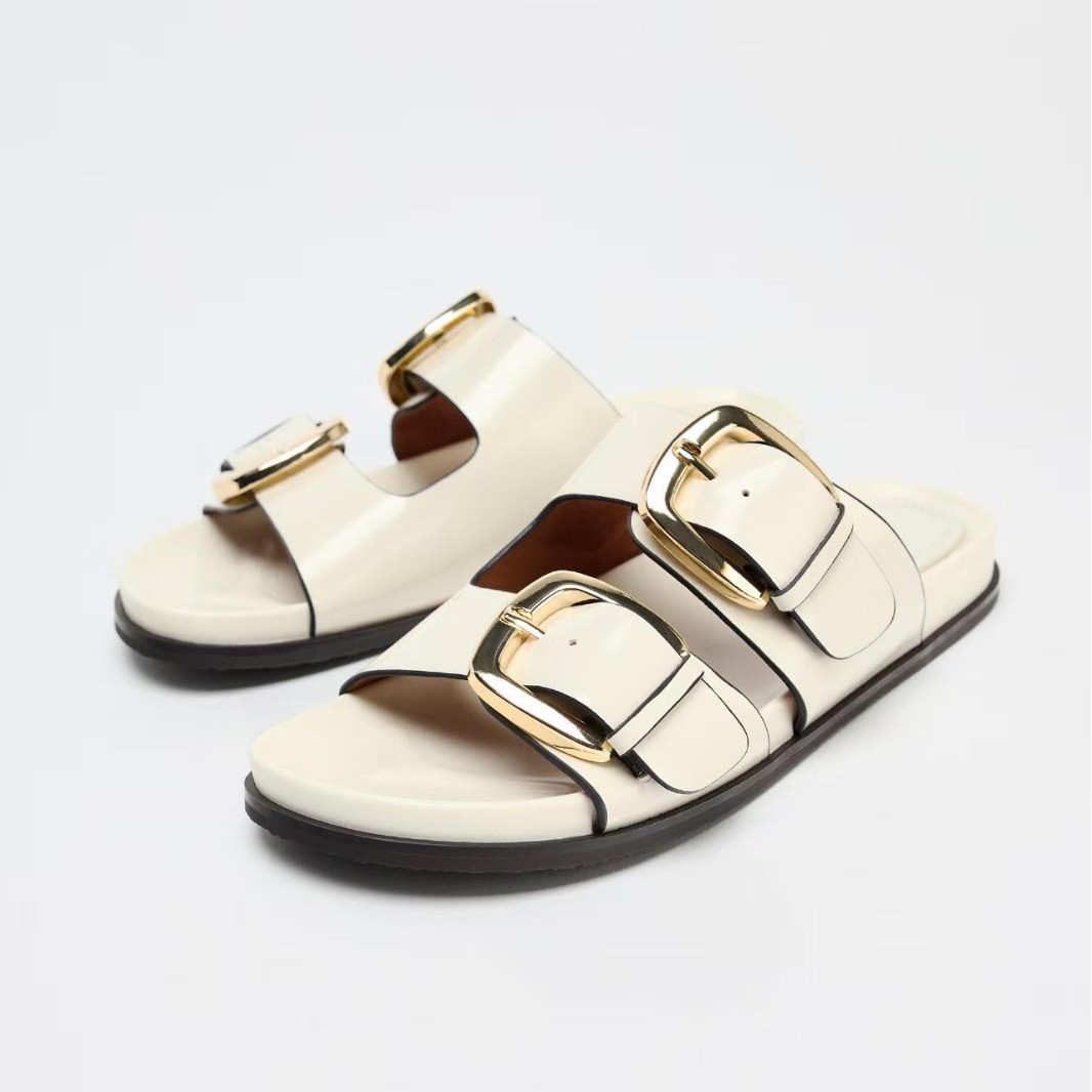 Eddie Shoes' new ZAR double-belt large buckle flat sandals are in stock. They are versatile women's slippers for outerwear Application Scenario