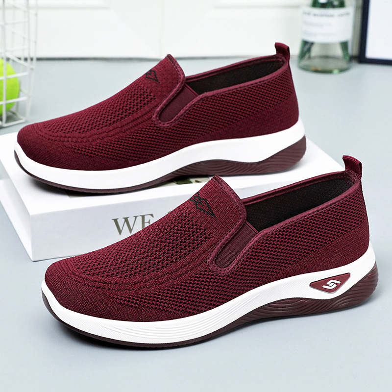 Old Beijing Cloth Shoes 2025 Summer wholesale and distribution: Breathable, lightweight and comfortable shoes for the elderly, casual shoes for middle-aged and elderly mothers full figure