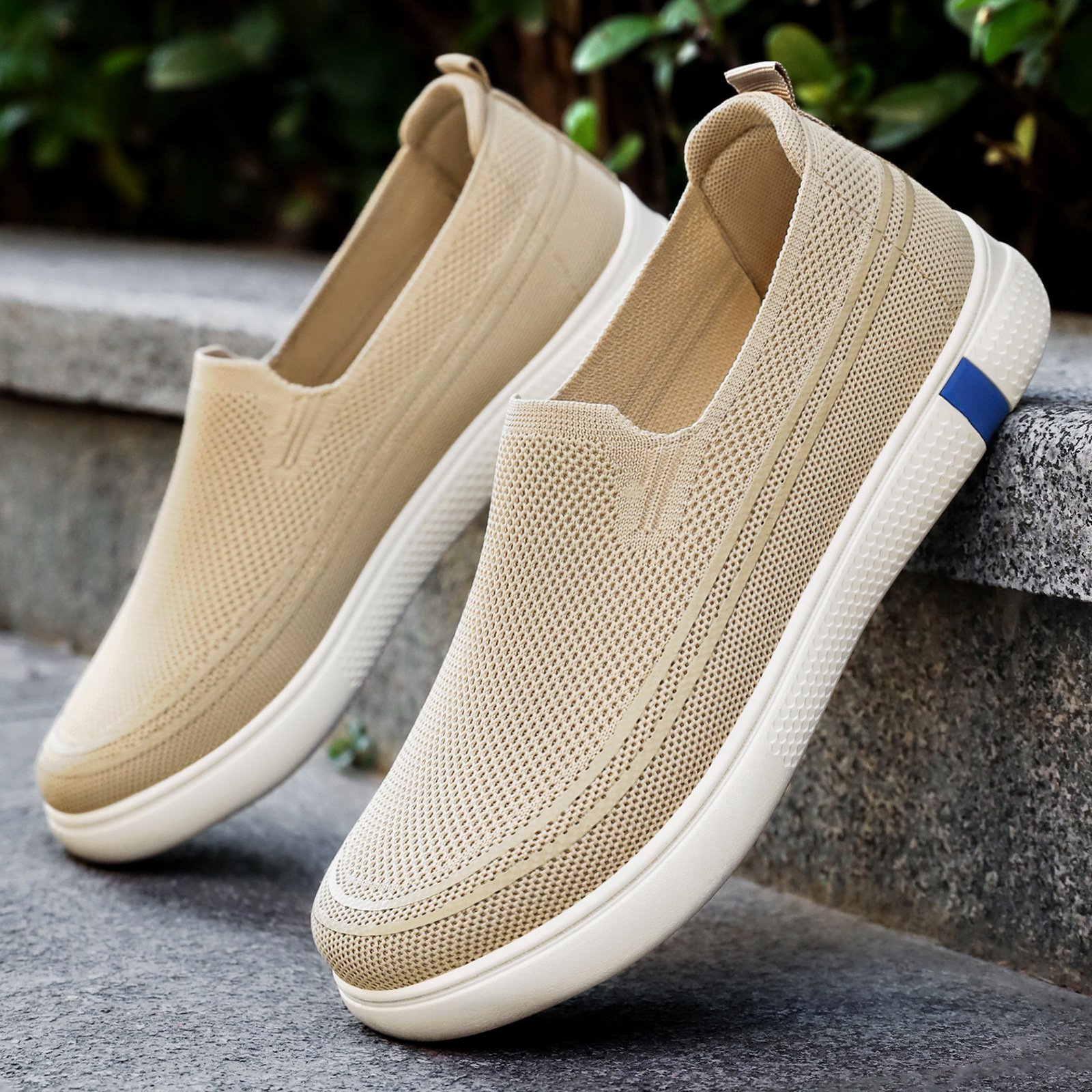 This is a new autumn collection of breathable single-foot shoes made of flying fabric for men. It's a casual and comfortable Korean-style men's shoe details Picture
