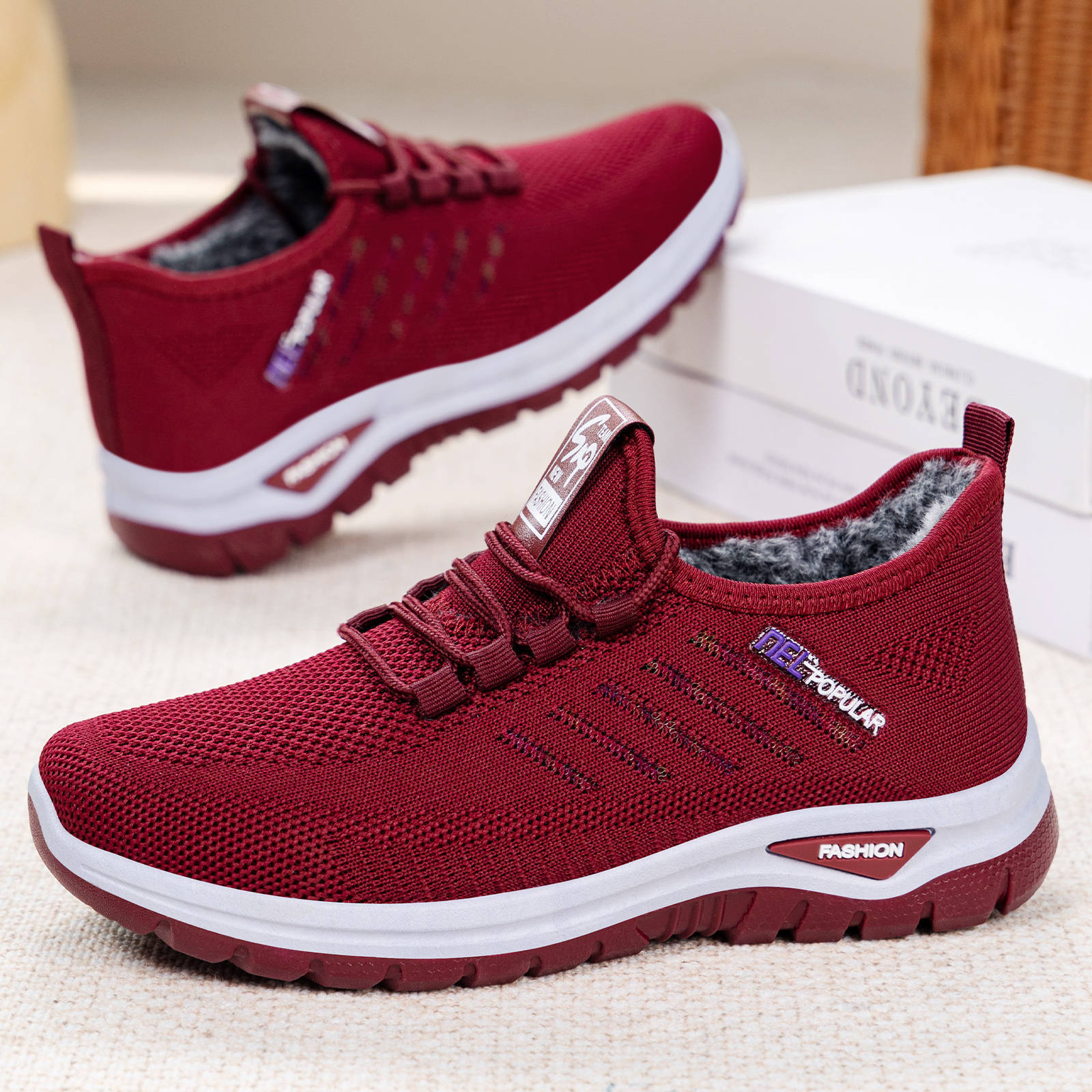 New winter cotton shoes for women, with added fleece and thickened lace-up, versatile cotton boots, anti-slip, comfortable and warm mom shoes, cross-border consignment full figure