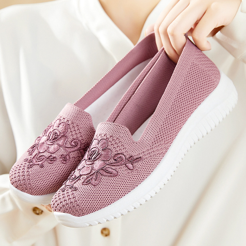 Women's shoes 2025 New style, old Beijing cloth shoes, embroidered mom shoes, shallow opening, one-step women's shoes factory, breathable and comfortable full figure