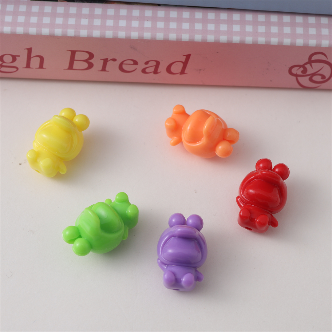 Cute mini acrylic rabbit doll beads, loose beads, DIY handcrafted beaded bracelet, keychain accessory Application Scenario