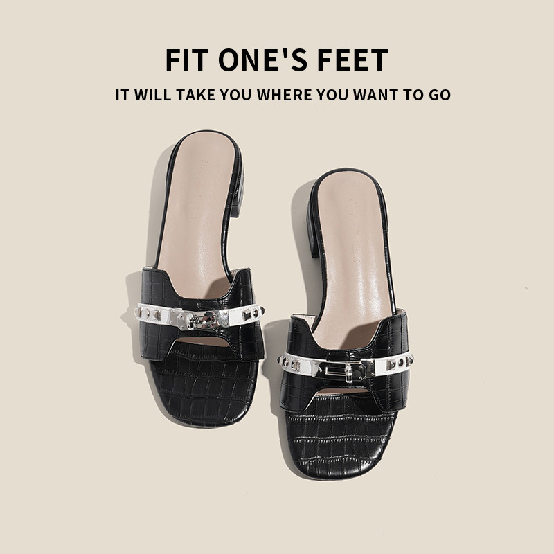 Korean niche metal lock slippers for women to wear outside in summer, 2025 new black thick-heeled one-line beach cool slippers Application Scenario